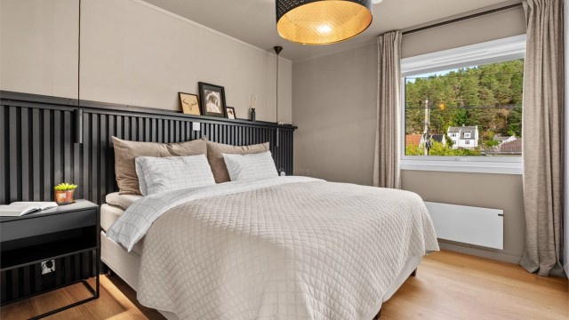 Legg merke til den lekre spileveggen som rammer inn sengen.