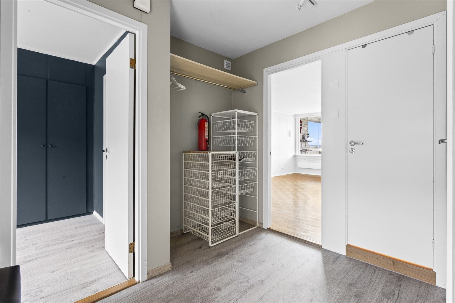 Romslig gang med praktisk klesoppheng