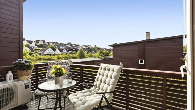 Sørvendt balkong med plass til en hyggelig sittegruppe.