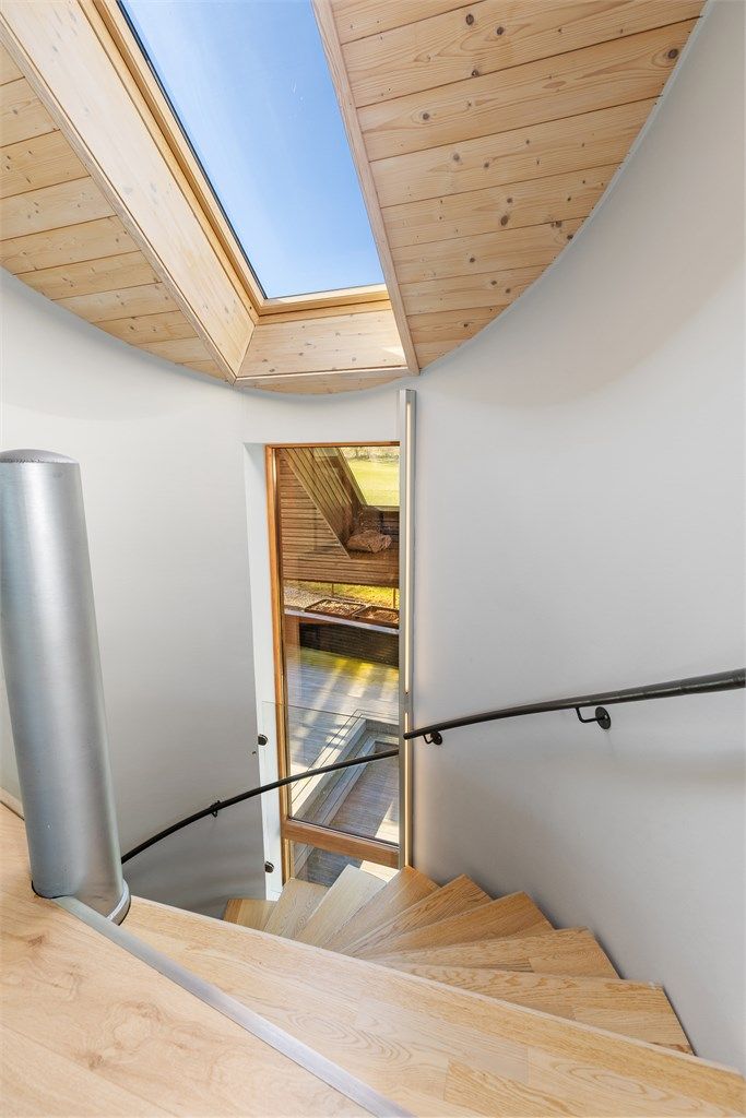 Takvinduet over trappen slipper dagslyset ned gjennom etasjene.