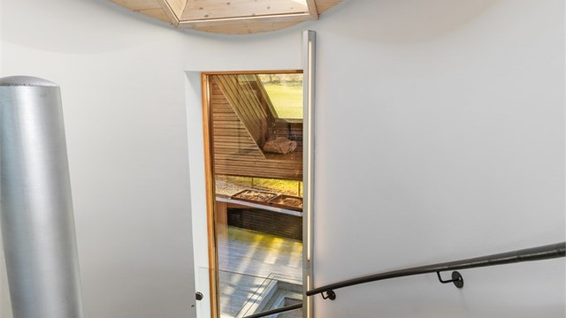 Takvinduet over trappen slipper dagslyset ned gjennom etasjene.