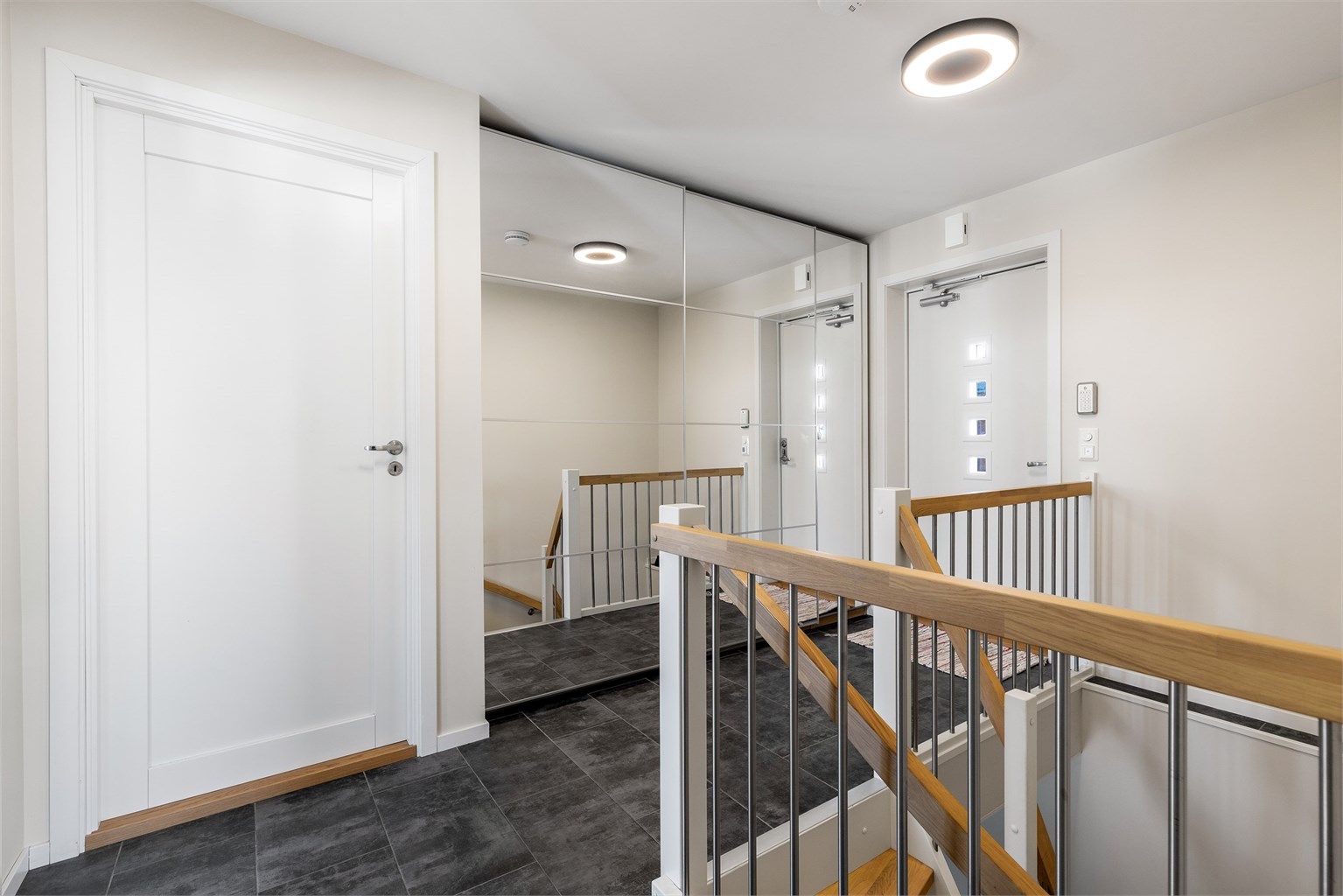 Entré med trappegang til 1. etasje