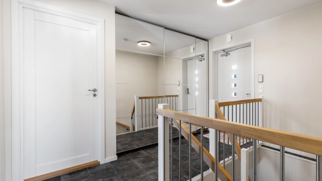 Entré med trappegang til 1. etasje