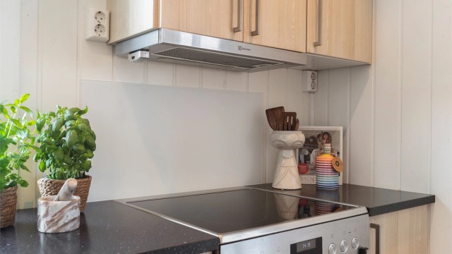 Kjøkkenventilator med avtrekk ut sørger for effektiv utlufting under matlaging.