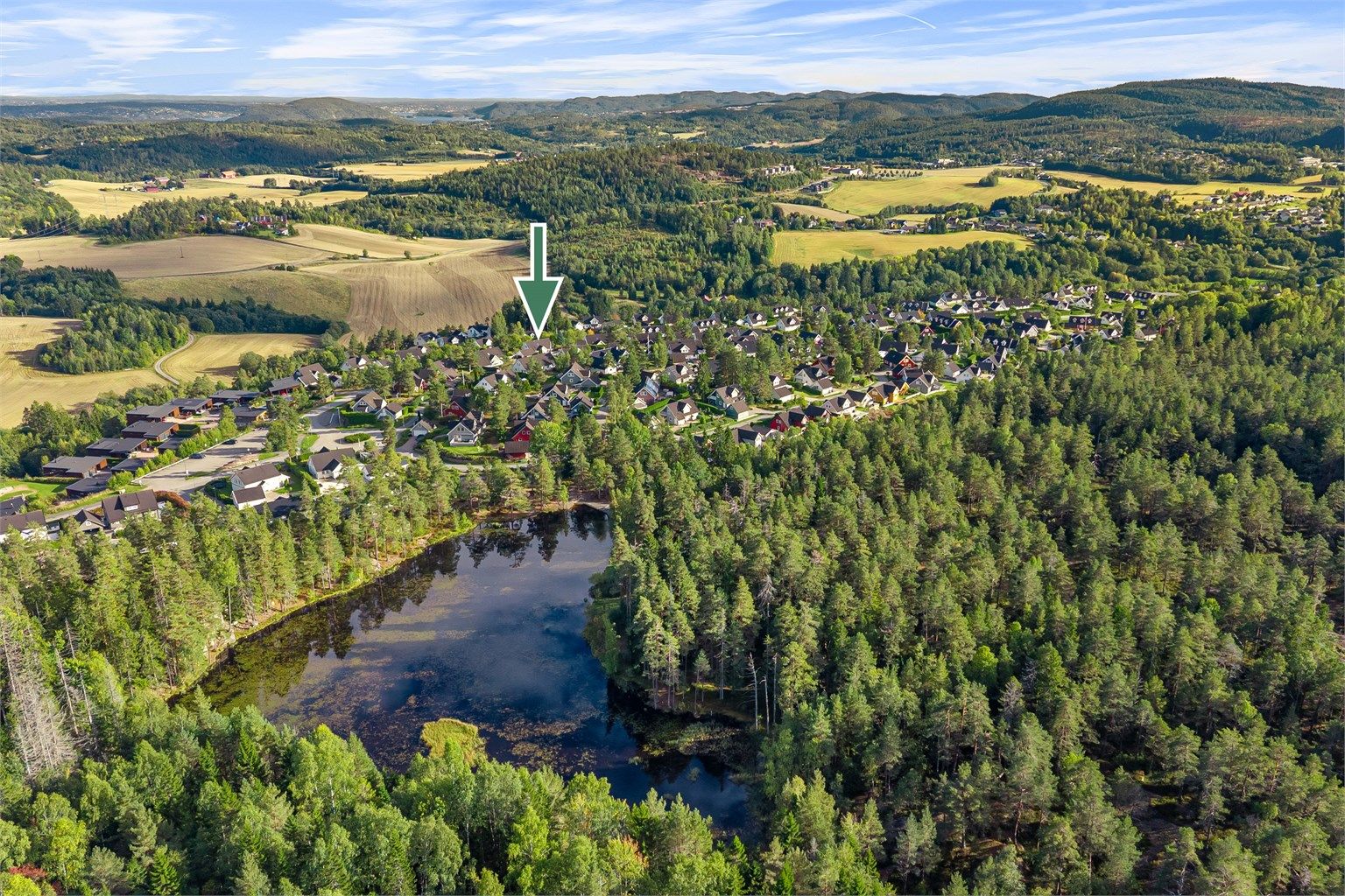 Eiendommen grenser mot skogkanten ved Vesledammen og det omfattende stinettet i Kjekstadmarka.