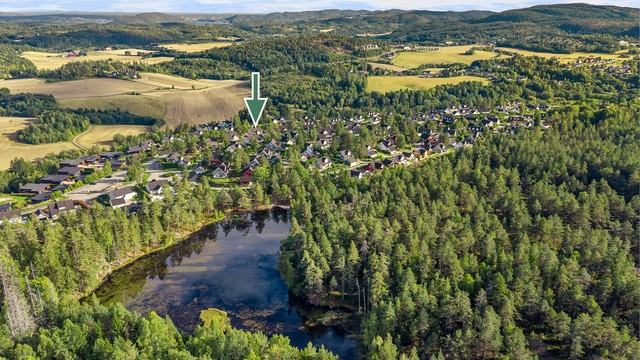 Eiendommen grenser mot skogkanten ved Vesledammen og det omfattende stinettet i Kjekstadmarka.