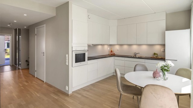 Fra kjøkkenet ser man nedover gangen mot entréen, noe som gir en god romfølelse og oversikt.