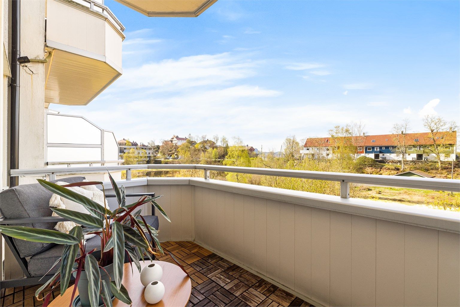 Her har man nydelig utsikt over Eikevikstjernet og sol fra tidlig formiddag til sent på kveld sommerstid.