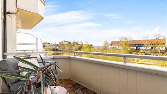 Her har man nydelig utsikt over Eikevikstjernet og sol fra tidlig formiddag til sent på kveld sommerstid.