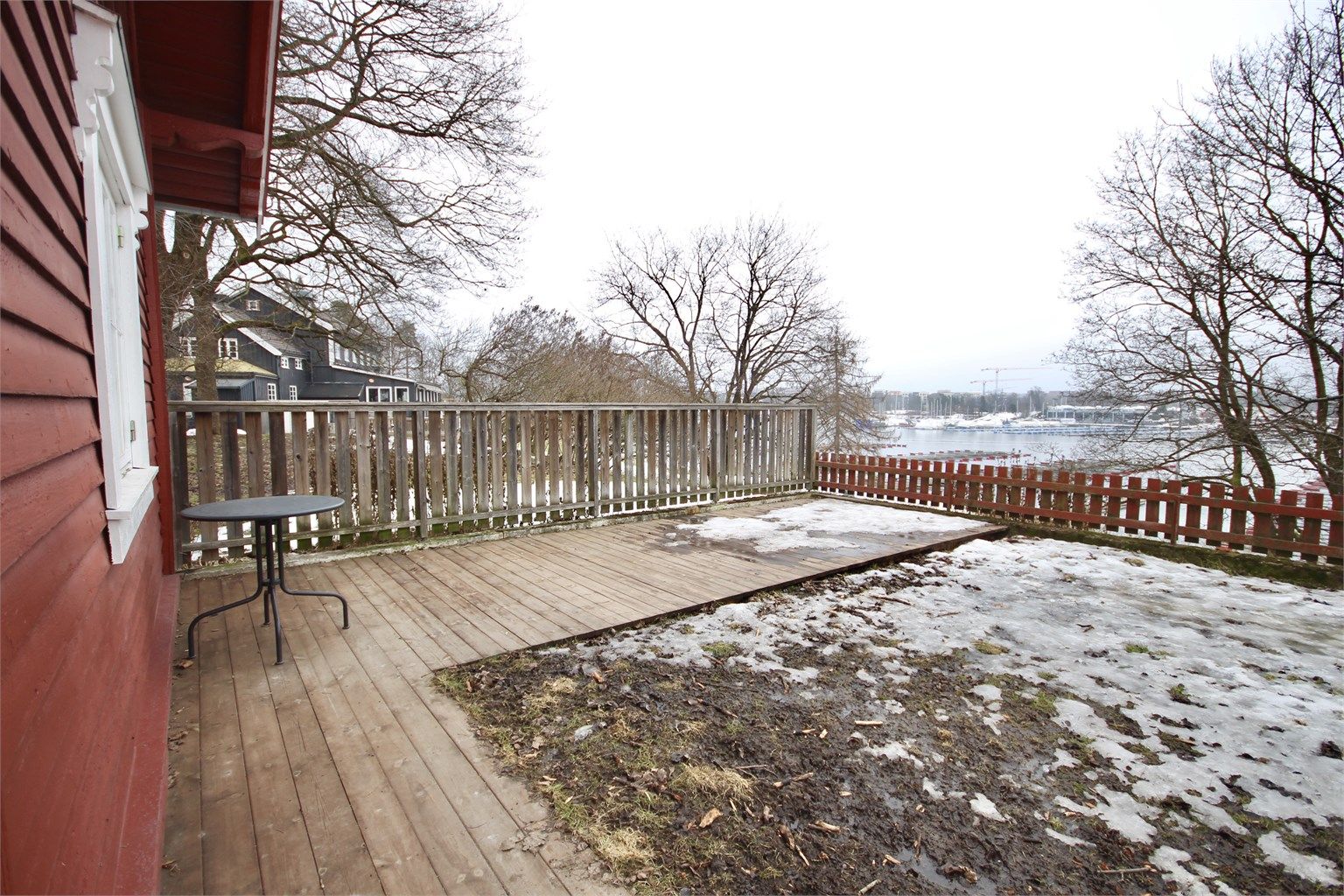 Flott uteplass med gode solforhold og fantastisk utsikt mot sjøen.