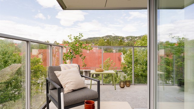 Den store balkongen på hele 12m² omslutter det nordvestre hjørnet av leiligheten og fungerer som en naturlig forlengelse av stuen i sommerhalvåret.