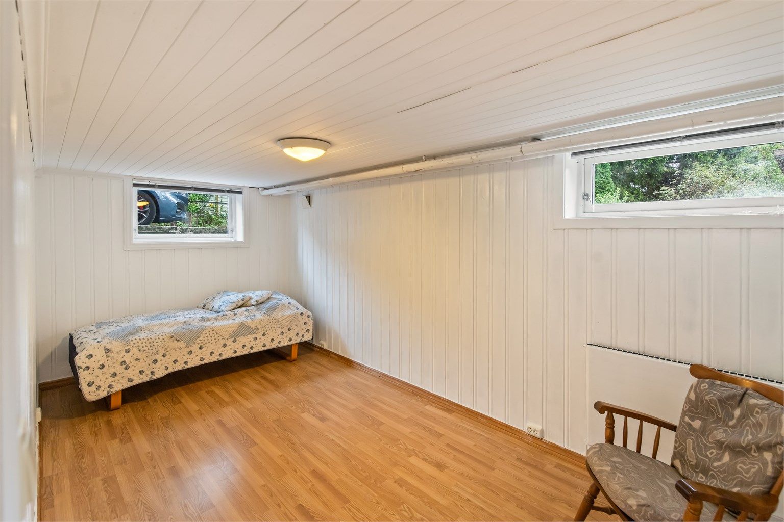 Kjelleretasjen er meget innholdsrik, med blant annet flere bad, eget vaskerom, gjestetoalett, to soverom og stor kjellerstue (soverommene og kjellerstuen er ikke godkjent for varig opphold).