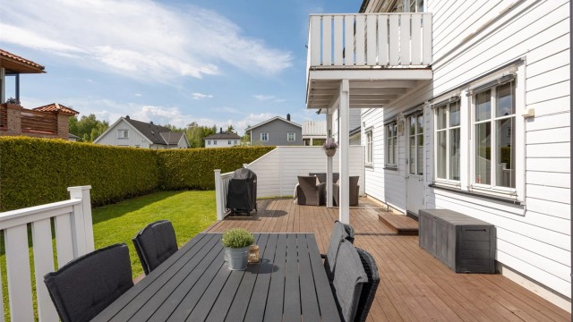 Den store terrassen er bygget i tre og har god plass til utemøbler.