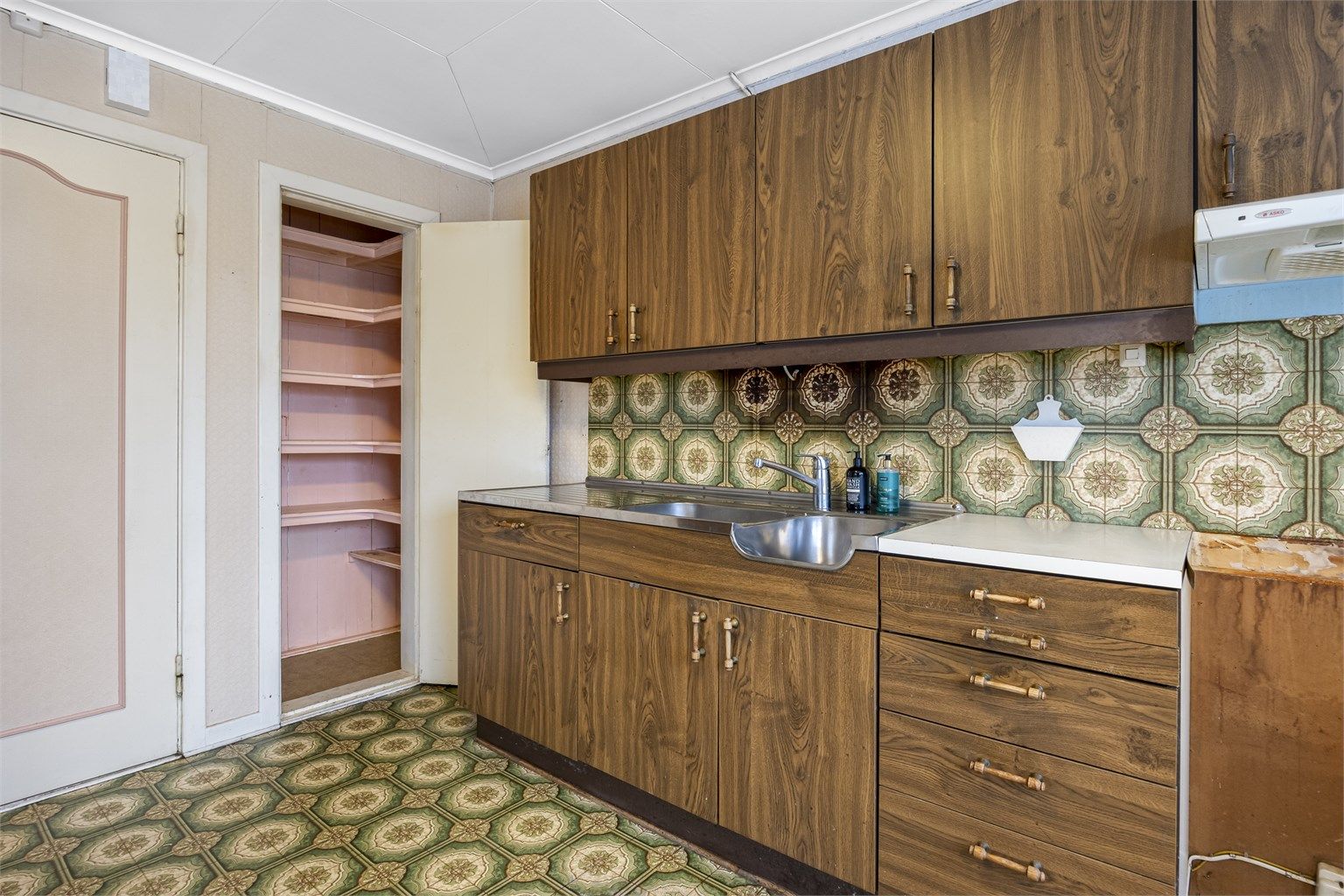 Praktisk tilknyttet matbod/spiskammers.