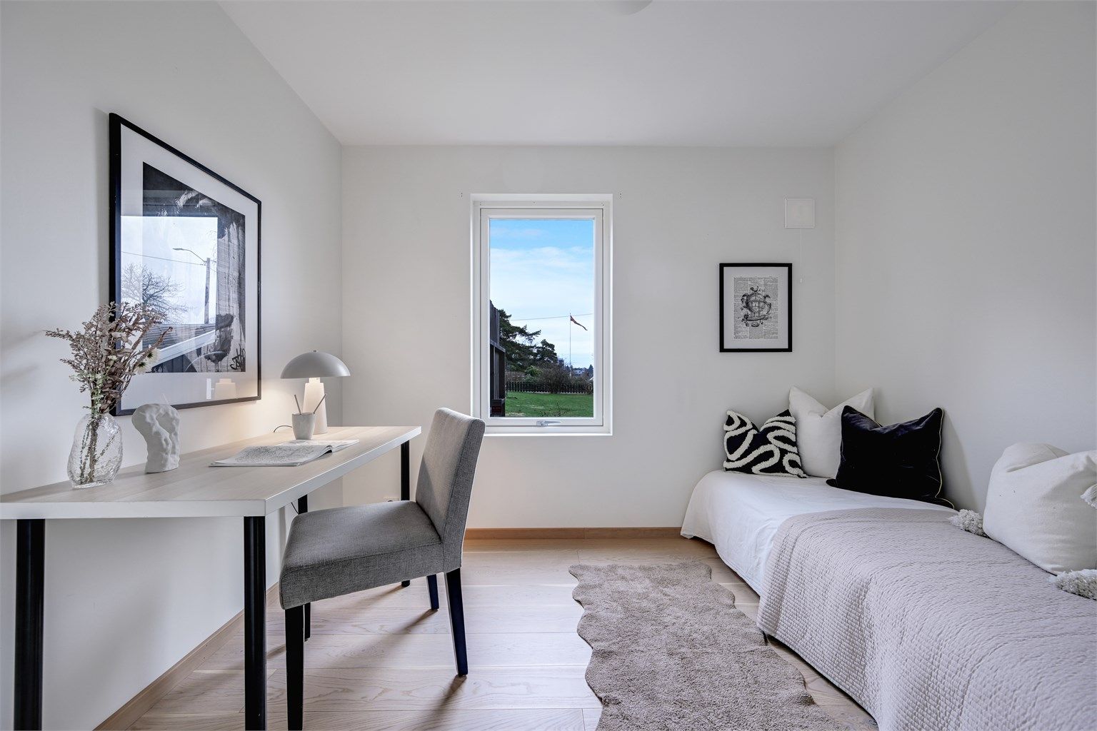 Det andre soverommet i etasjen egner seg godt som barnerom, gjesterom eller kontor.