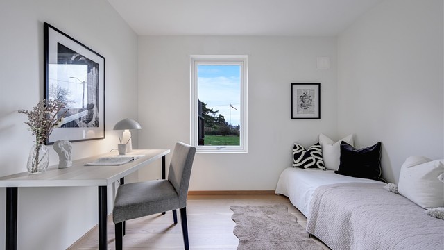 Det andre soverommet i etasjen egner seg godt som barnerom, gjesterom eller kontor.