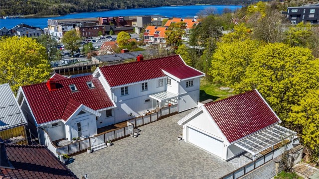 En altomfattende oppgradering av eiendommen ble utført i 2020, både av bygningsmassen og av utearealene. Garasje ble oppført samme år.