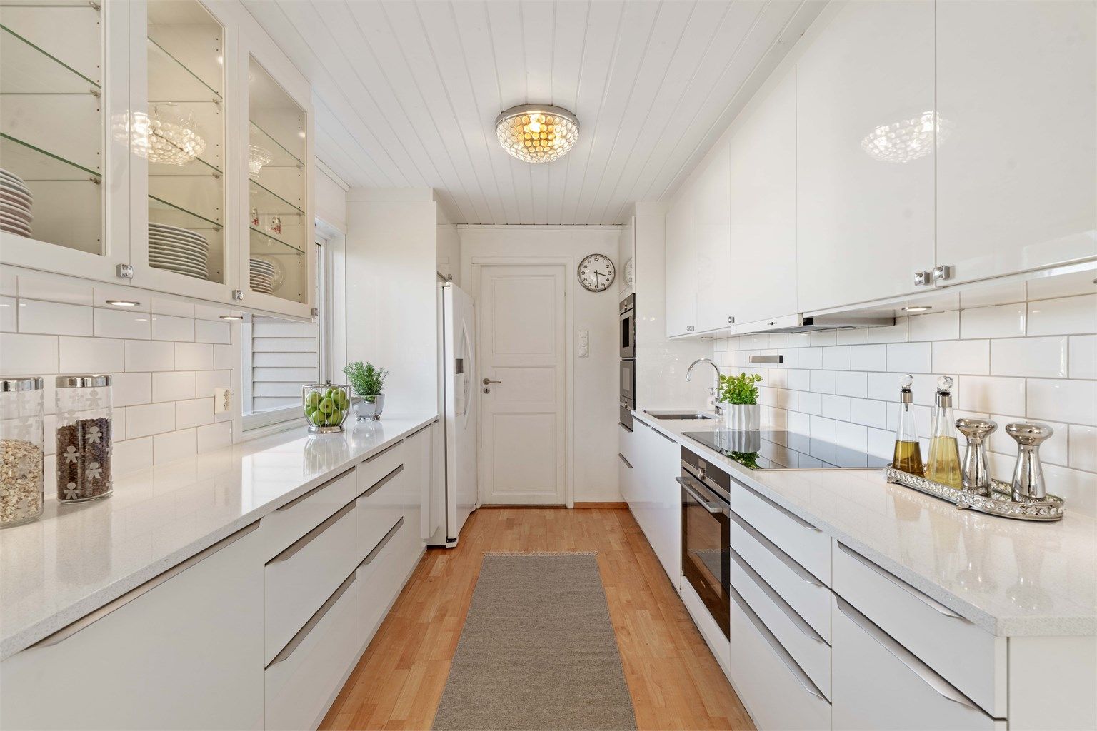 Benkeplaten er i slitesterk komposittstein, og det er lagt fliser mellom over- og underskap.