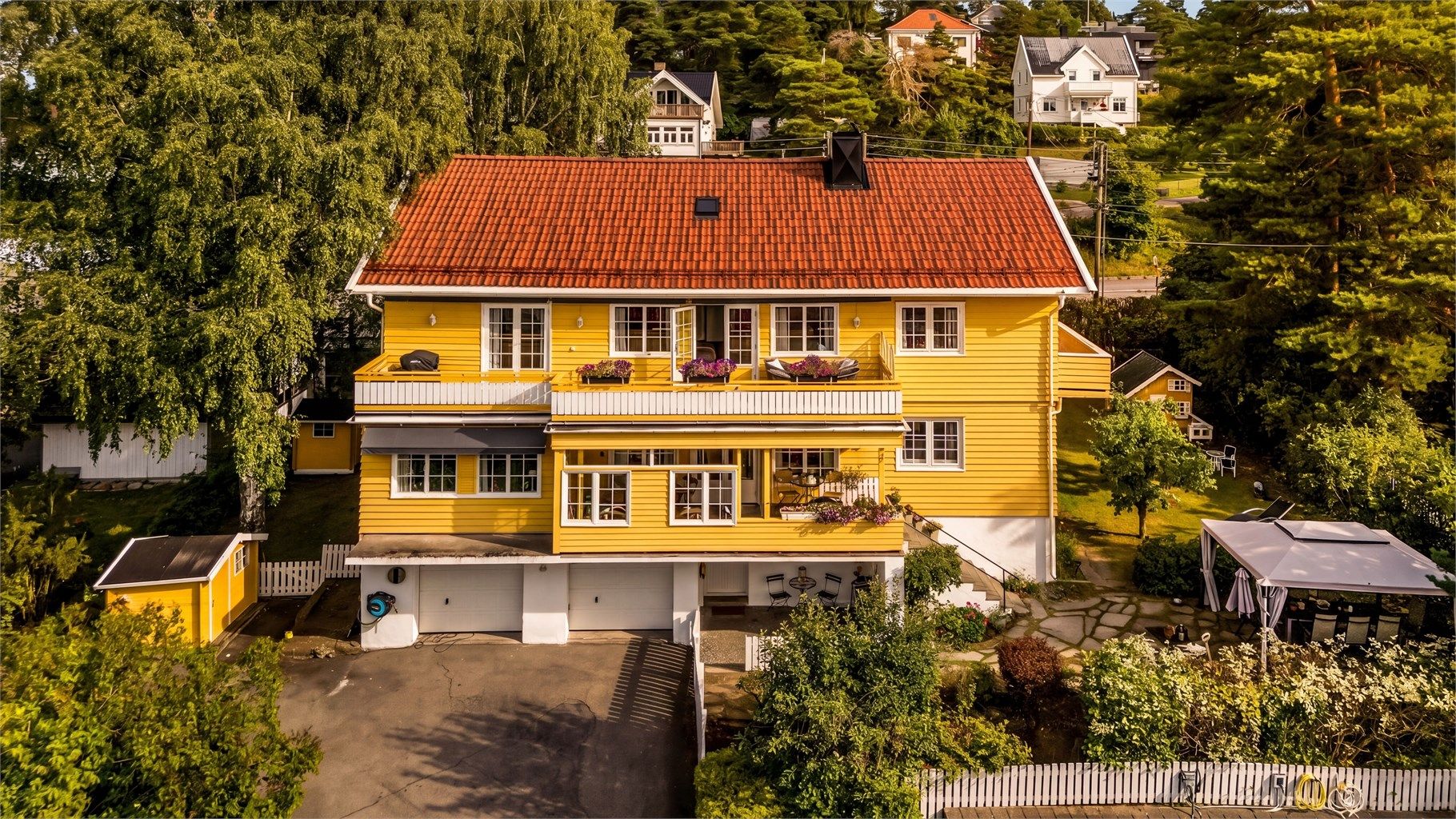 Velkommen til Ekebergveien 157B! En innholdsrik og hel tomannsbolig med stor hage, beliggende i et attraktivt boligområde på Holtet.