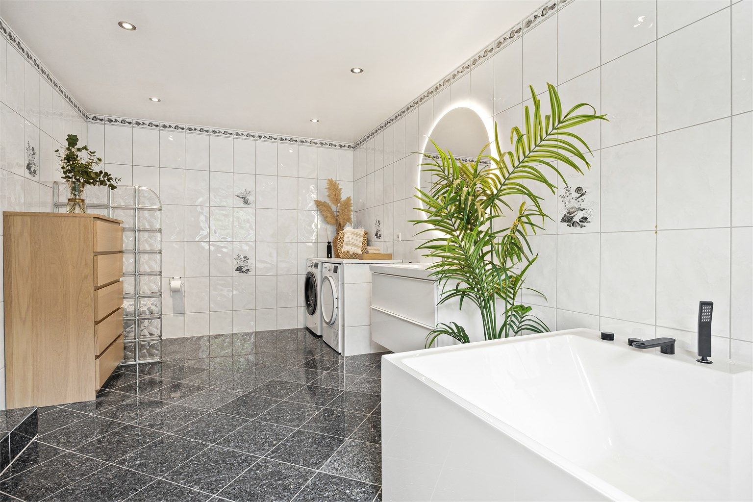 Badet er bl.a utstyrt med frittstående badekar med hånddusj og dusjkabinett med regnfallsdusj fra 2025.