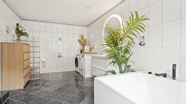 Badet er bl.a utstyrt med frittstående badekar med hånddusj og dusjkabinett med regnfallsdusj fra 2025.