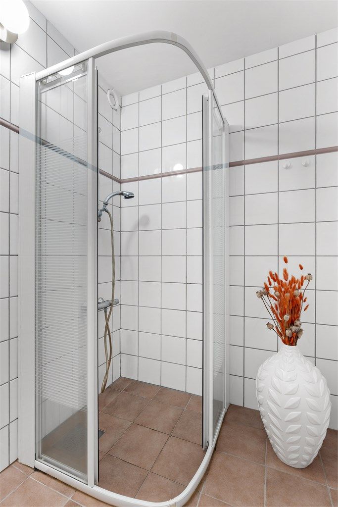 Dusjen er plassert i et separat rom, med dusj på gulv og dusjhjørne med dører. Det er mekanisk avtrekk på badet.
