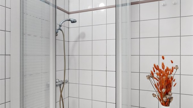 Dusjen er plassert i et separat rom, med dusj på gulv og dusjhjørne med dører. Det er mekanisk avtrekk på badet.