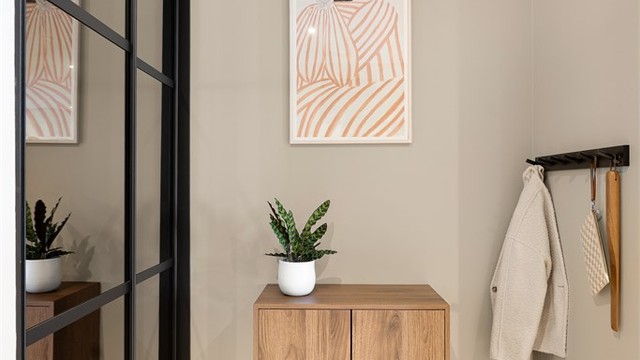 I gangen finner du en praktisk skyvedørsgarderobe med plass til yttertøy og ellers plass til skjenk, knagg m.m..