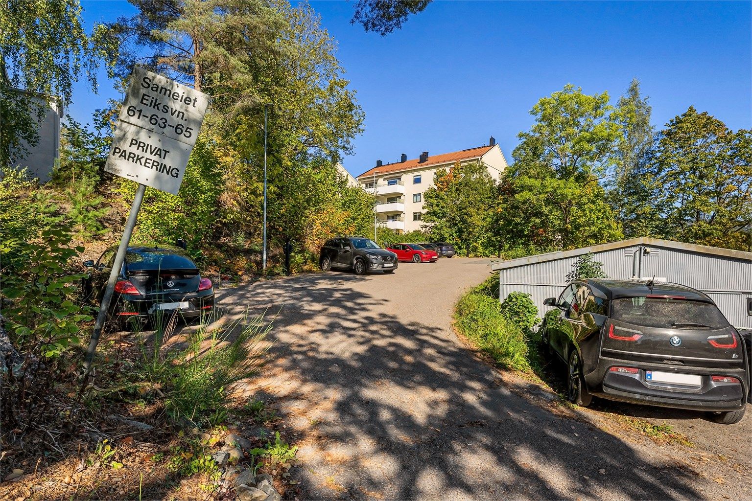 Det er gode parkeringsmuligheter på sameiets private parkeringsplass.