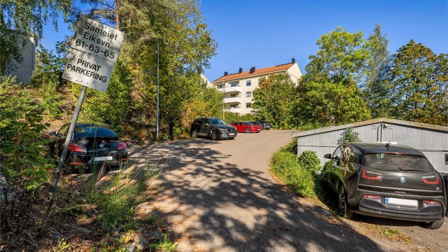 Det er gode parkeringsmuligheter på sameiets private parkeringsplass.