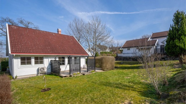 Boligen er en lys, moderne og velholdt enebolig over to etasjer med god og innholdsrik planløsning