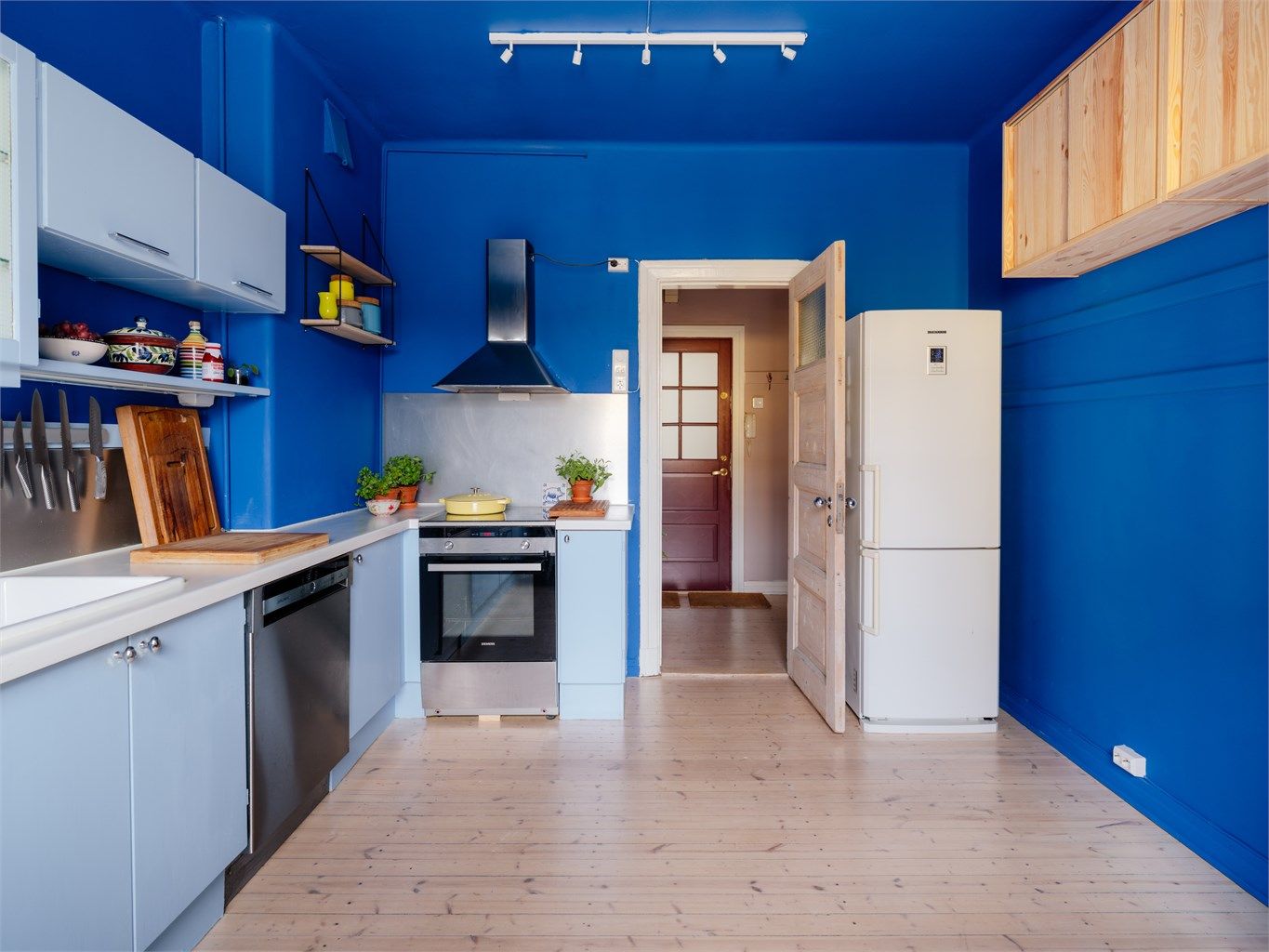 Kjøkkenet har plass til spisebord og fungerer som en naturlig sosial sone i boligen.