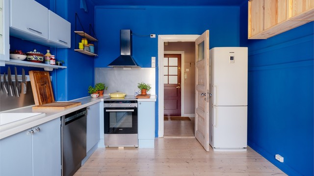 Kjøkkenet har plass til spisebord og fungerer som en naturlig sosial sone i boligen.