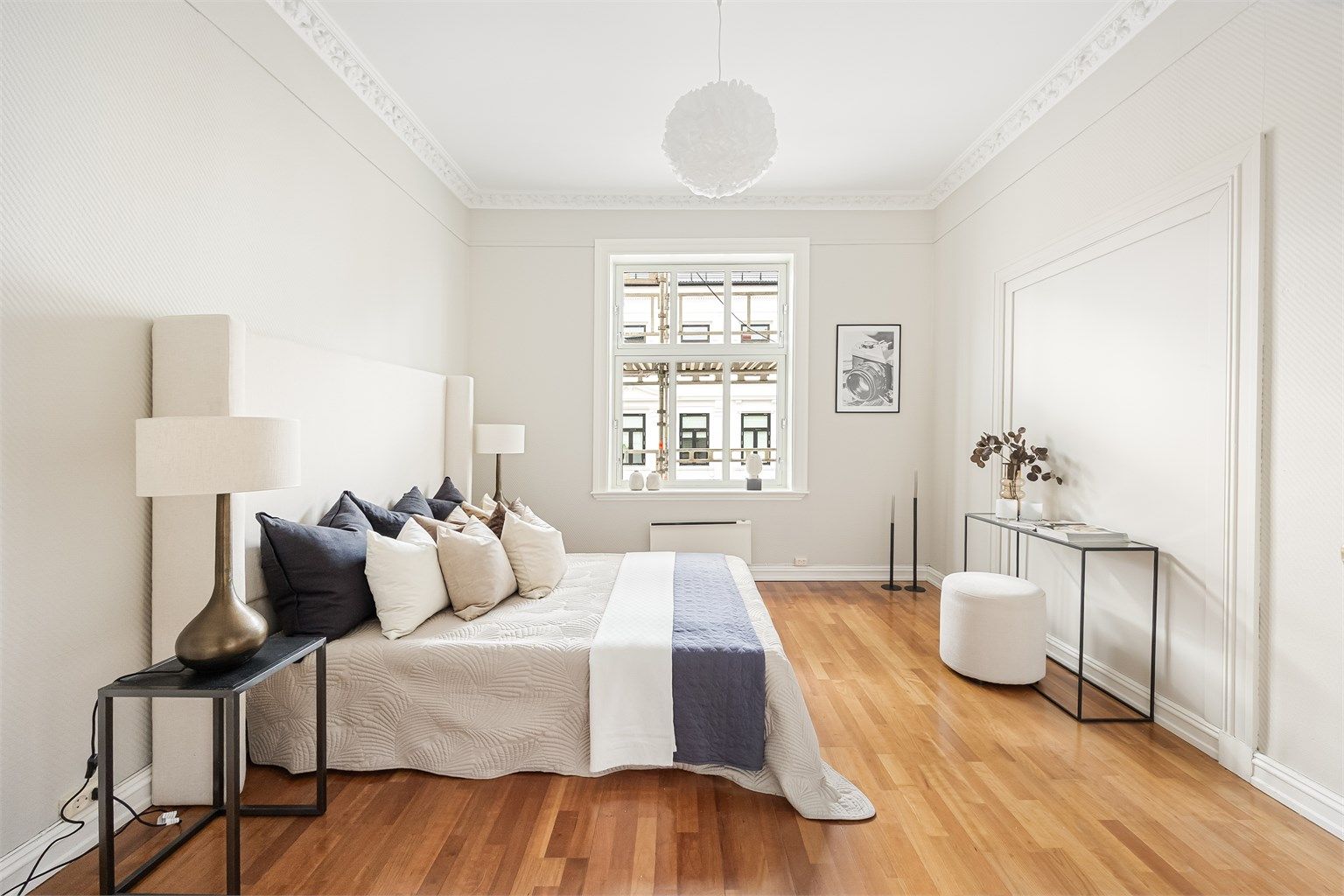 Romslig soverom med svært god plass til dobbeltseng og nattbord på hver sin side i tillegg til kontorplass og garderobeskap.