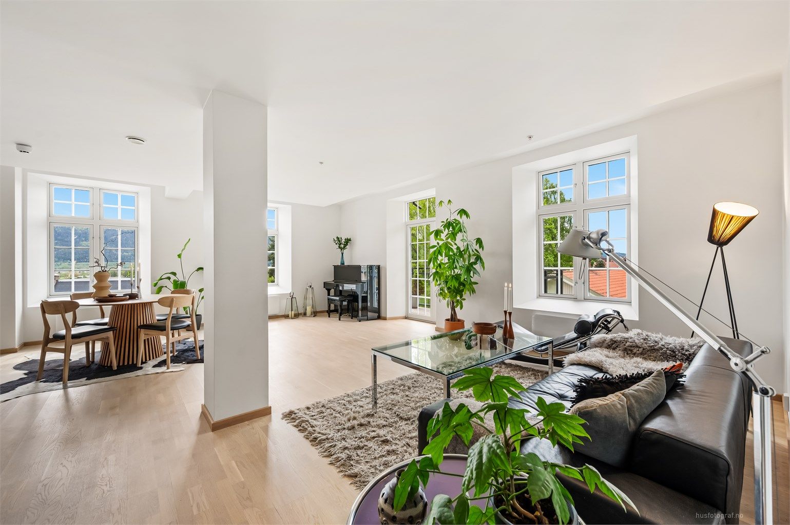 Lys og luftig stue med åpen løsning mot kjøkkenet, og god plass til flere møbelgrupper. 