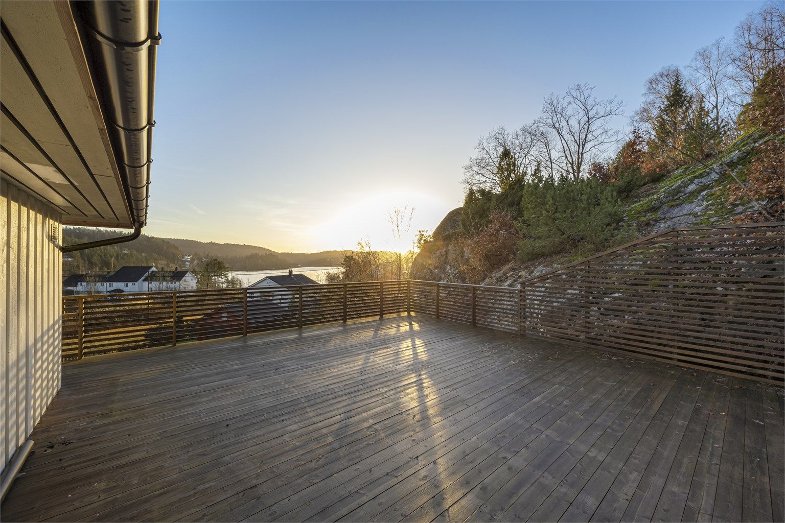 Stor og solrik veranda med utsikt!