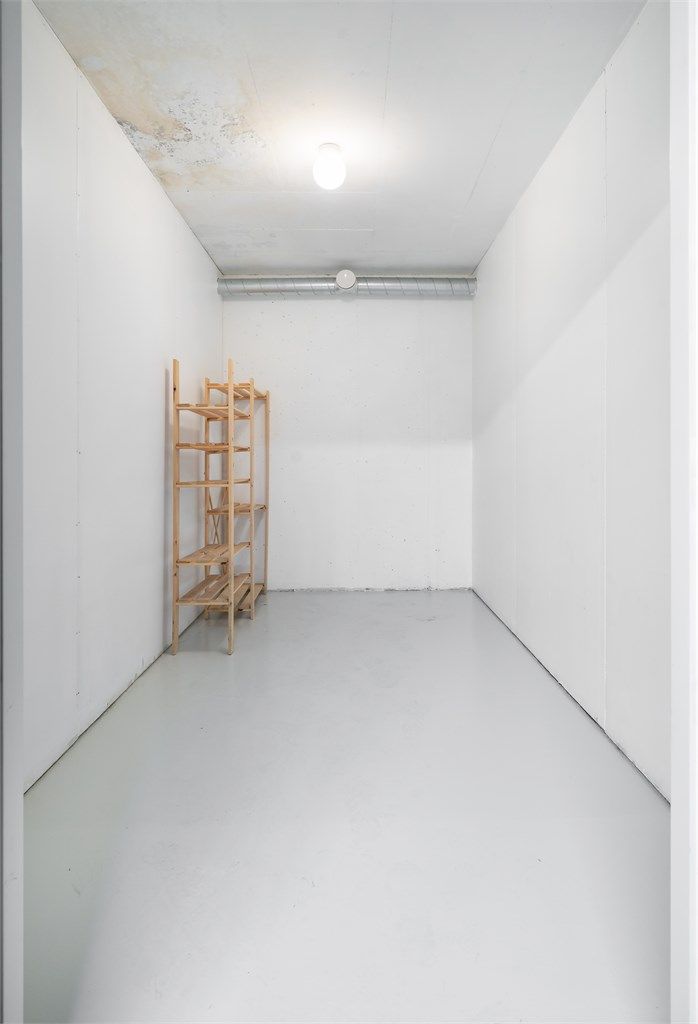 I kjelleren medfølger en romslig bod på 7 m² for ekstra lagring.
