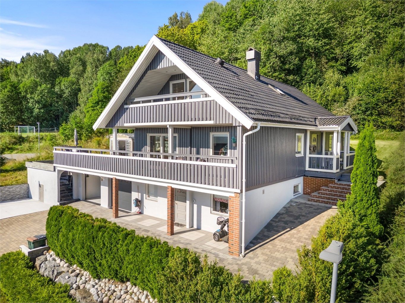  Boligen har flere flotte uteplasser - to balkonger, skiferbelagt uteplass og en lun utestue/vinterhage.