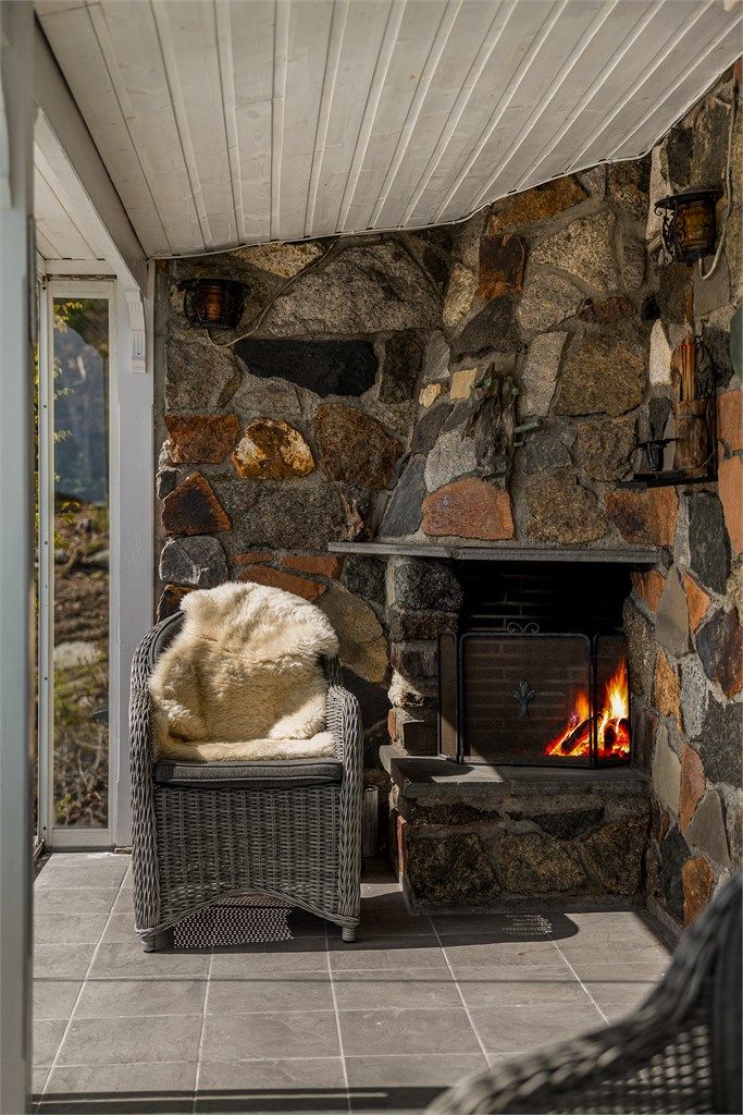 Flott utepeis i naturstein for varme og kos på sene sommerkvelder.