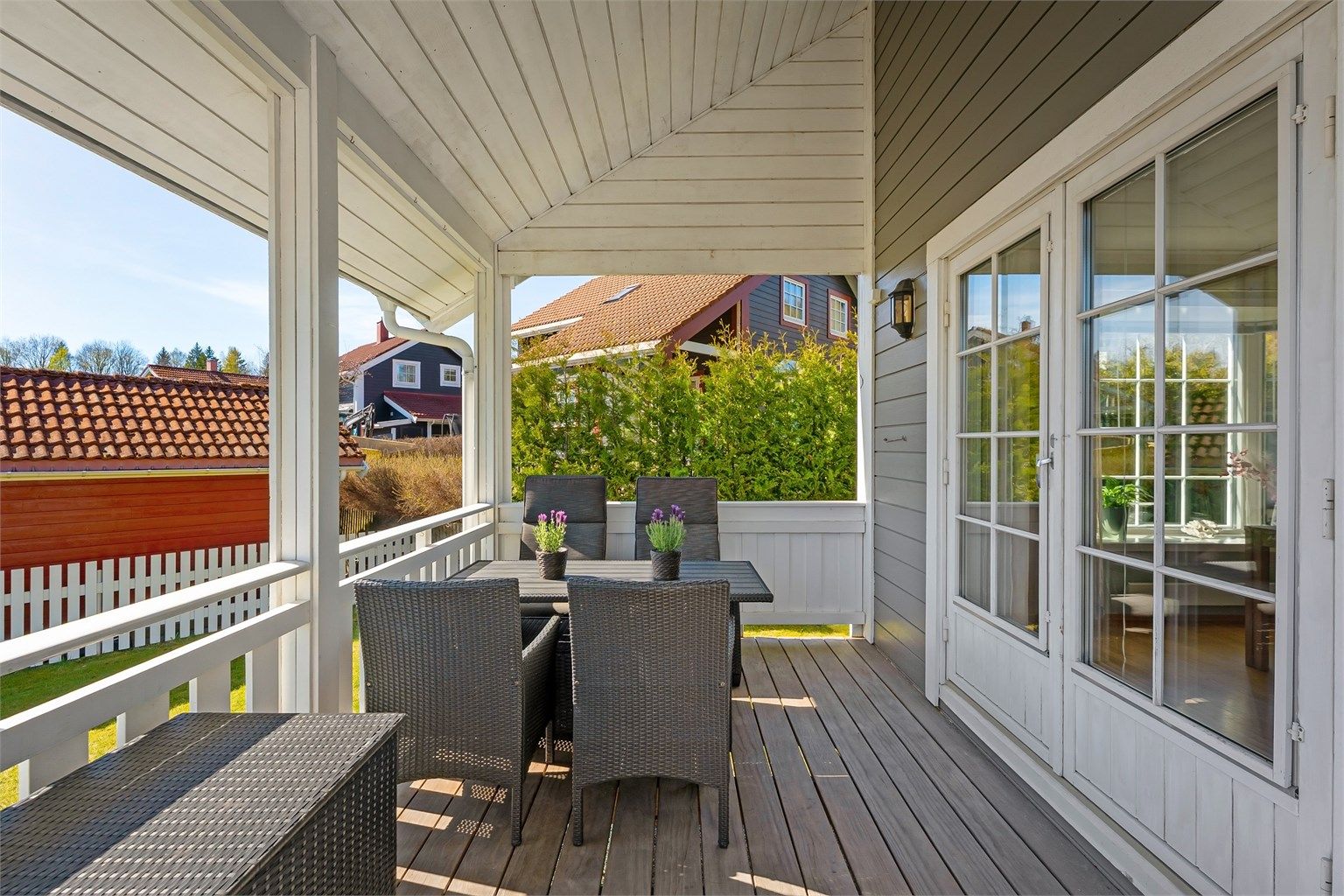 Verandaen er overbygget og ca. 10 kvm