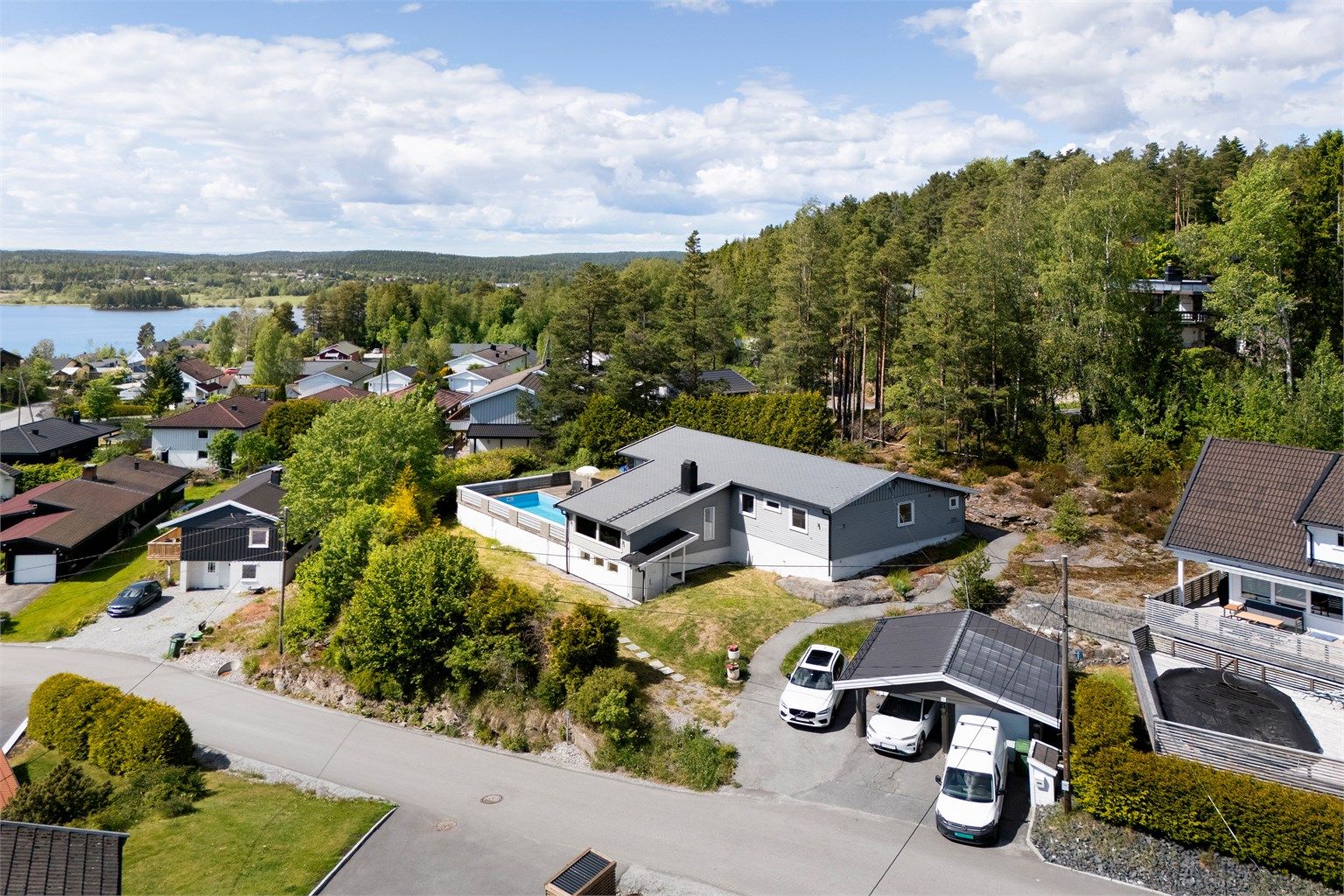 Stor tomt med utsikt - Garasje, carport og flere biloppstillingsplasser på tomten 