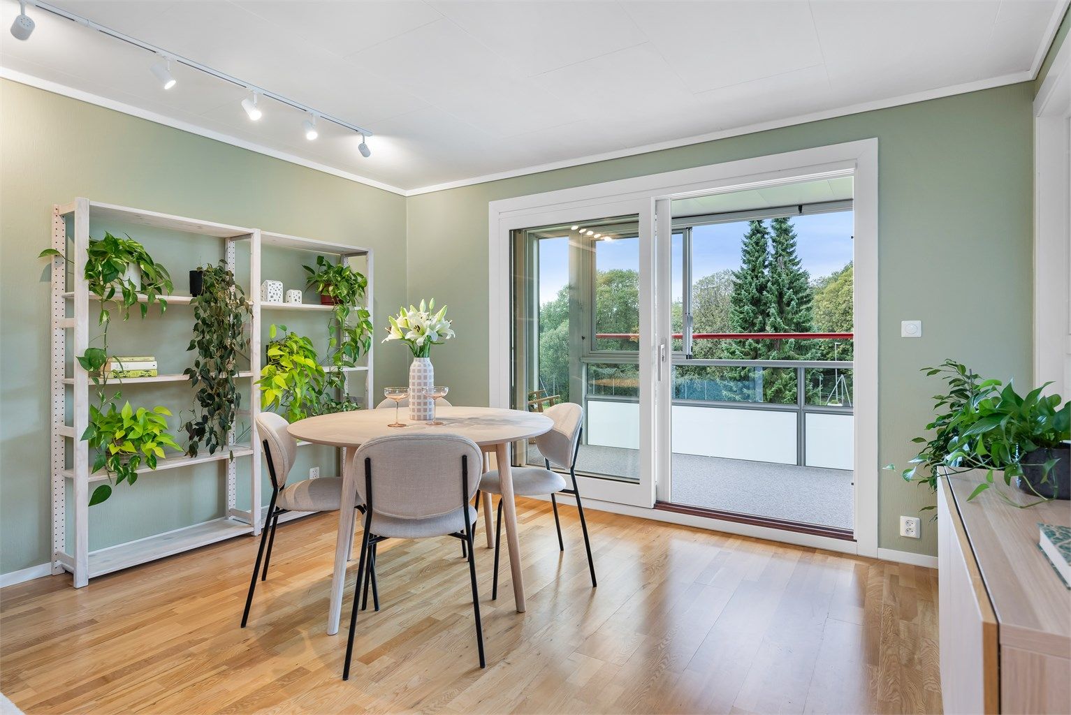 Lys og pen stue med god plass til sofagruppe og spisebordgruppe. Utgang til innglasset balkong via stor skyvedør. 