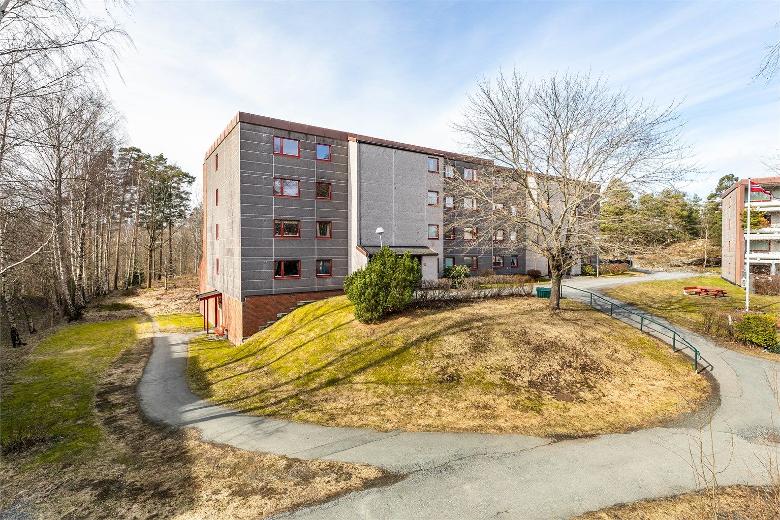 Leiligheten er gjennomgående i sørenden av tredje etasje, omgitt av store grøntområder og lite utsatt for innsyn.
Fotograf; Børge Oppegård.