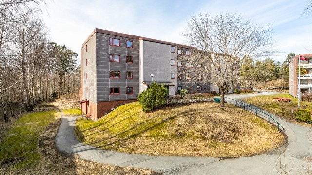 Leiligheten er gjennomgående i sørenden av tredje etasje, omgitt av store grøntområder og lite utsatt for innsyn.
Fotograf; Børge Oppegård.