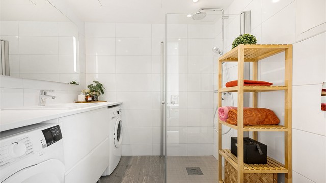 Moderne bad med flislagte vegger og gulv med vannbåren gulvvarme