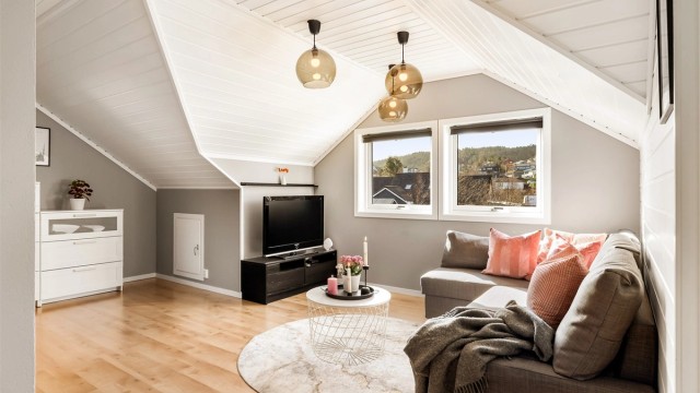 Loftstuen på 23 m² er et lyst og fleksibelt rom, ideelt som en ekstra TV-stue eller lekeareal.