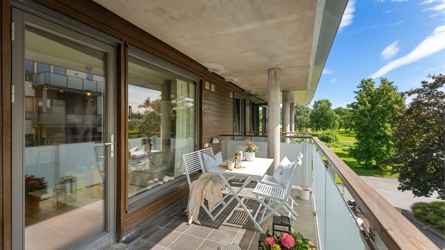 Balkongen er utført i stål- og betongkonstruksjon med rekkverk i glass.