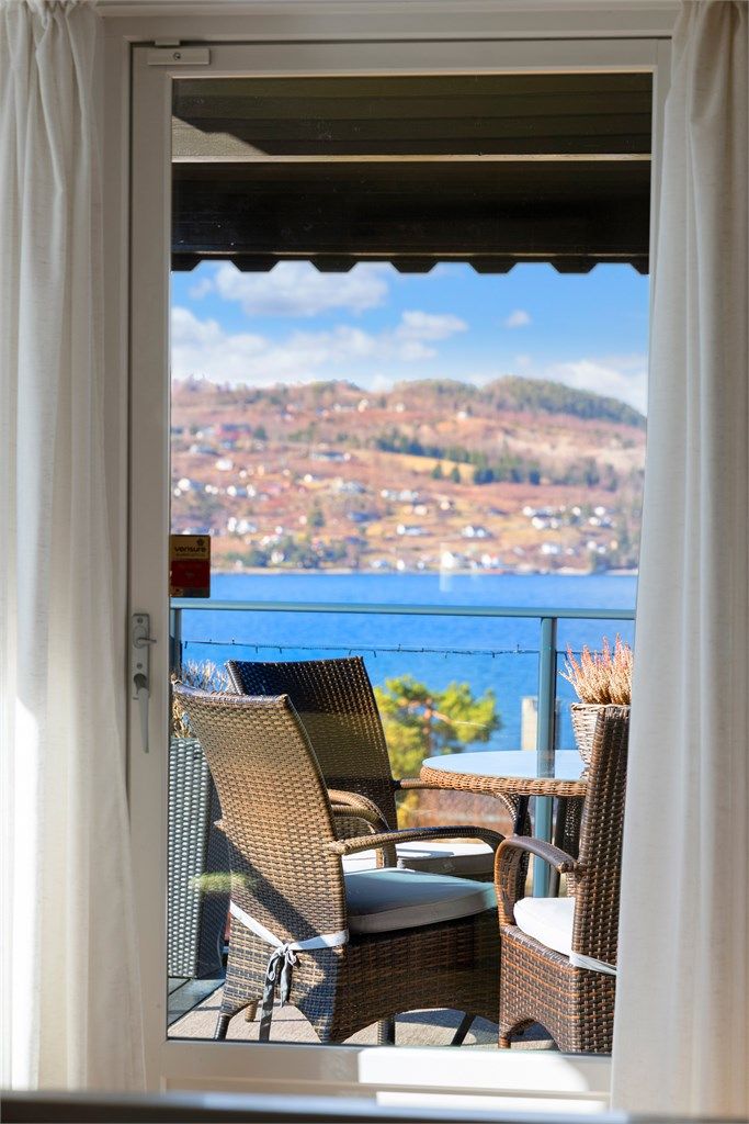 Utsikten kan nytes fra de fleste rom og uteplasser.