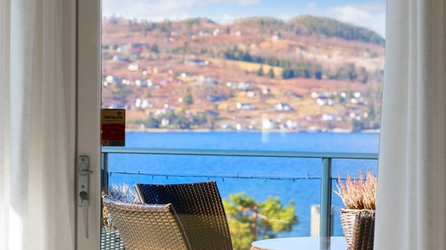 Utsikten kan nytes fra de fleste rom og uteplasser.