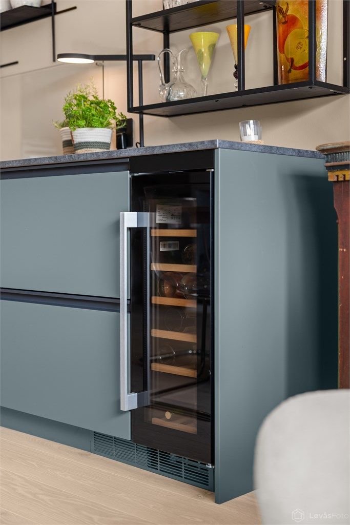 Integrert vinskap med to temperatursoner.